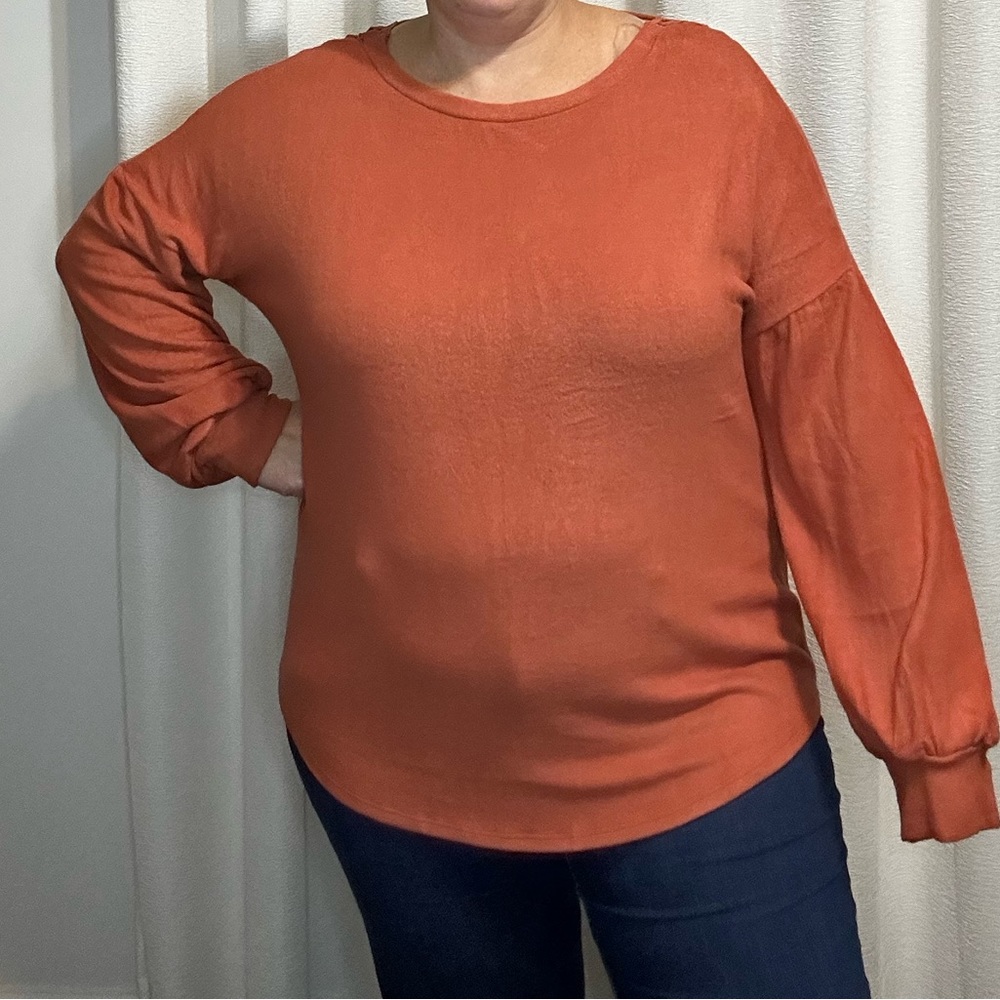 XL Rust color, great fall sweater. Soft, and comfy. Never worn